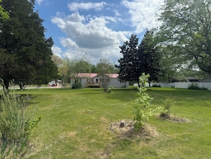 Property grounds - 3 bed 2 bath spacious and cozy Newly remodeled home at Kentucky lake Benton ky (Benton)