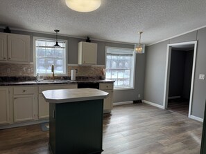 Fridge, microwave, oven, stovetop - 3 bed 2 bath spacious and cozy Newly remodeled home at Kentucky lake Benton ky (Benton)