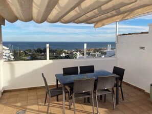 Outdoor dining - Duplex penthouse with sea views. (San Luis de Sabinillas)
