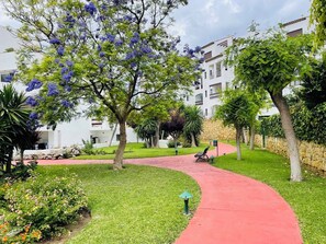 Property grounds - Duplex penthouse with sea views. (San Luis de Sabinillas)