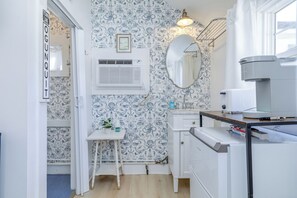 Private kitchen - Private Coastal Bungalow, Peaceful Stay, Walk to the Beach, Dining & Shops! (Ogunquit)