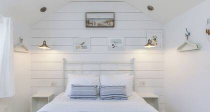 Private Coastal Bungalow, Peaceful Stay, Walk to the Beach, Dining & Shops!