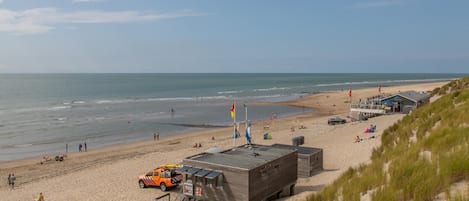 Une plage dotée d’un poste de surveillance pour les sauveteurs, d’une tour de surveillance et d’une dune.
