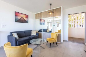 TV, stereo - Superb 2-Bedroom Apartment with Sea View & Private Spa (Valras-Plage)
