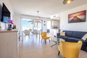 TV, stereo - Superb 2-Bedroom Apartment with Sea View & Private Spa (Valras-Plage)