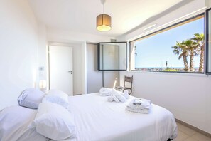 2 bedrooms, desk, iron/ironing board, travel cot - Superb 2-Bedroom Apartment with Sea View & Private Spa (Valras-Plage)