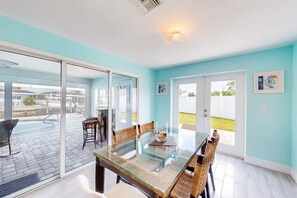 Dining - Beautiful pool home on waterfront near river, snowbird long term rates offered (North Fort Myers)