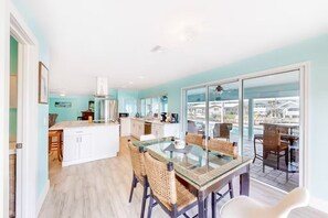 Dining - Beautiful pool home on waterfront near river, snowbird long term rates offered (North Fort Myers)