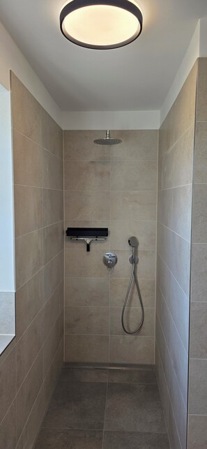 Shower, hair dryer, soap, toilet paper - Newly built: Vacation home MeerAuszeit only 600m from the fine sandy beach in Wohlenberg! (Klütz OT Wohlenberg)