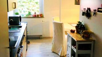 Apartment | Private kitchen | Cookware/dishes/utensils