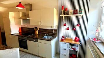 Apartment | Private kitchen | Cookware/dishes/utensils