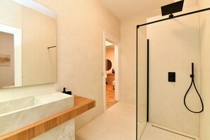 Regadera, secadora de cabello, toallas, jabón 