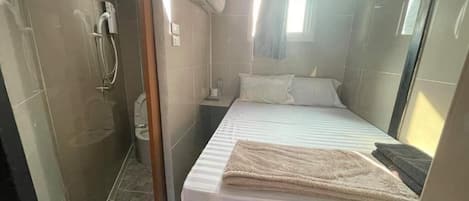 Escritorio, espacio para trabajar con laptop y wifi gratis