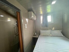 Escritorio, espacio para trabajar con laptop y wifi gratis 