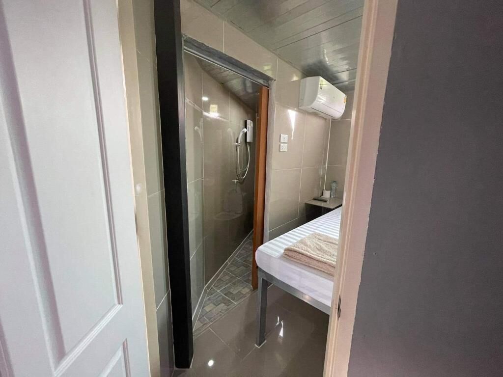 Basic Single Room | Bathroom | Shower, free toiletries, towels, soap