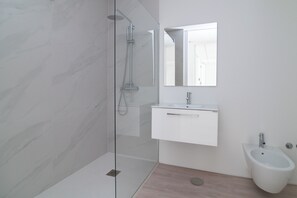 Shower, rainfall showerhead, hair dryer, towels - UP&DOWN Suites (Ponta Delgada)