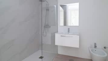 Deluxe Double Room | Bathroom