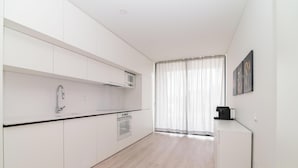 大型冷蔵庫、トースター、調理器具と食器、クリーニング用品
