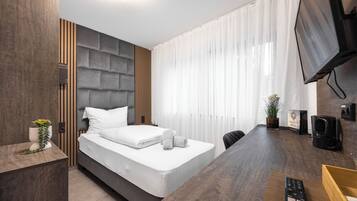 Quarto solteiro, 1 cama de solteiro, banheiro privativo