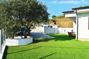 Property grounds - Villa with wonderful views: relaxation and comfort for families, couples and friends (Laureana Cilento)
