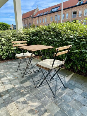 Outdoor dining - Luxury apartment INCLUDING GARAGE - quiet location near the sea - GROUND FLOOR (Blankenberge)