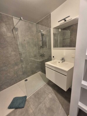 Shower, hair dryer, soap, toilet paper - Luxury apartment INCLUDING GARAGE - quiet location near the sea - GROUND FLOOR (Blankenberge)