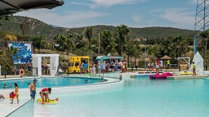 Un espace piscine comprenant plusieurs couloirs de nage, un poste de surveillance pour les sauveteurs et un camion-restaurant.