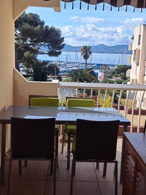 Outdoor dining - Well-located apartment with beautiful sea view. (Saint-Raphaël)