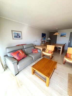 Living area - Well-located apartment with beautiful sea view. (Saint-Raphaël)