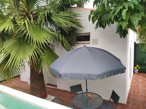 Rural apartment with garden, barbecue and private swimming pool.