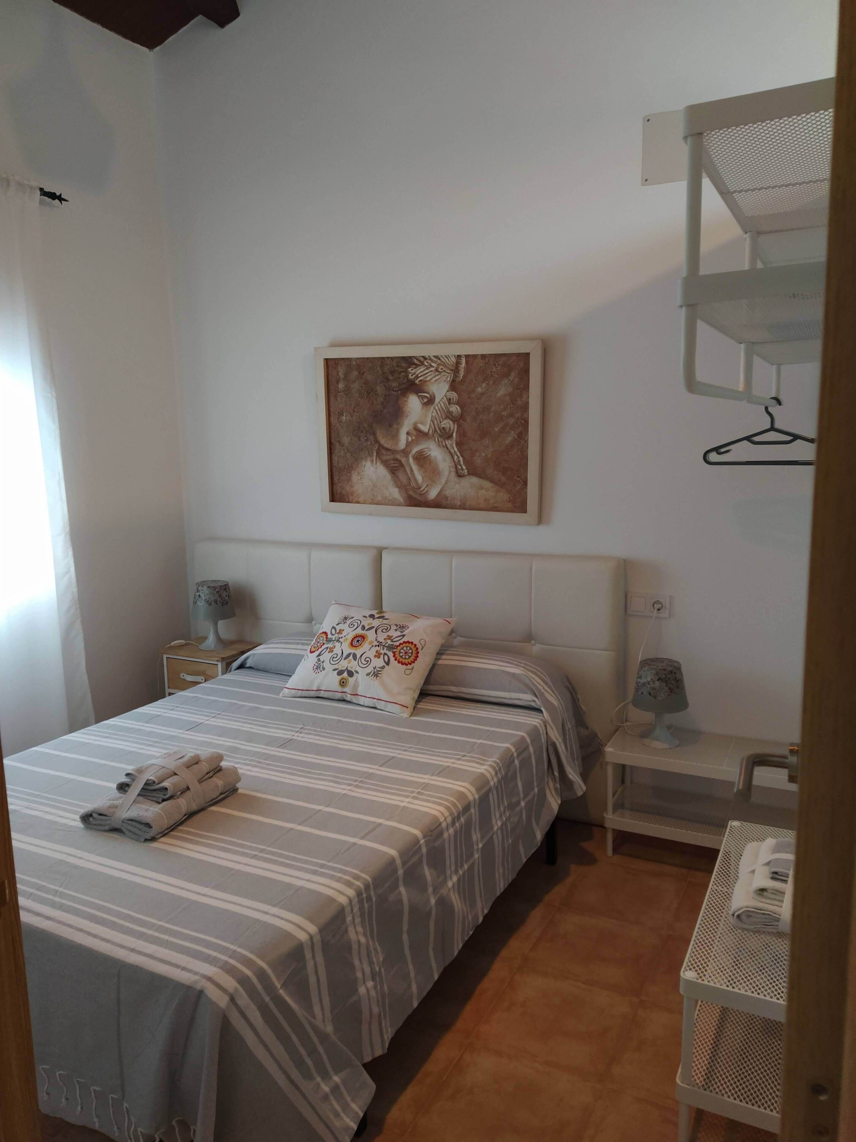 Tabla de planchar con plancha, wifi y ropa de cama 