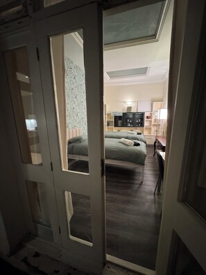 Een hotelkamer met een bed, een bureau, een stoel en een televisie.