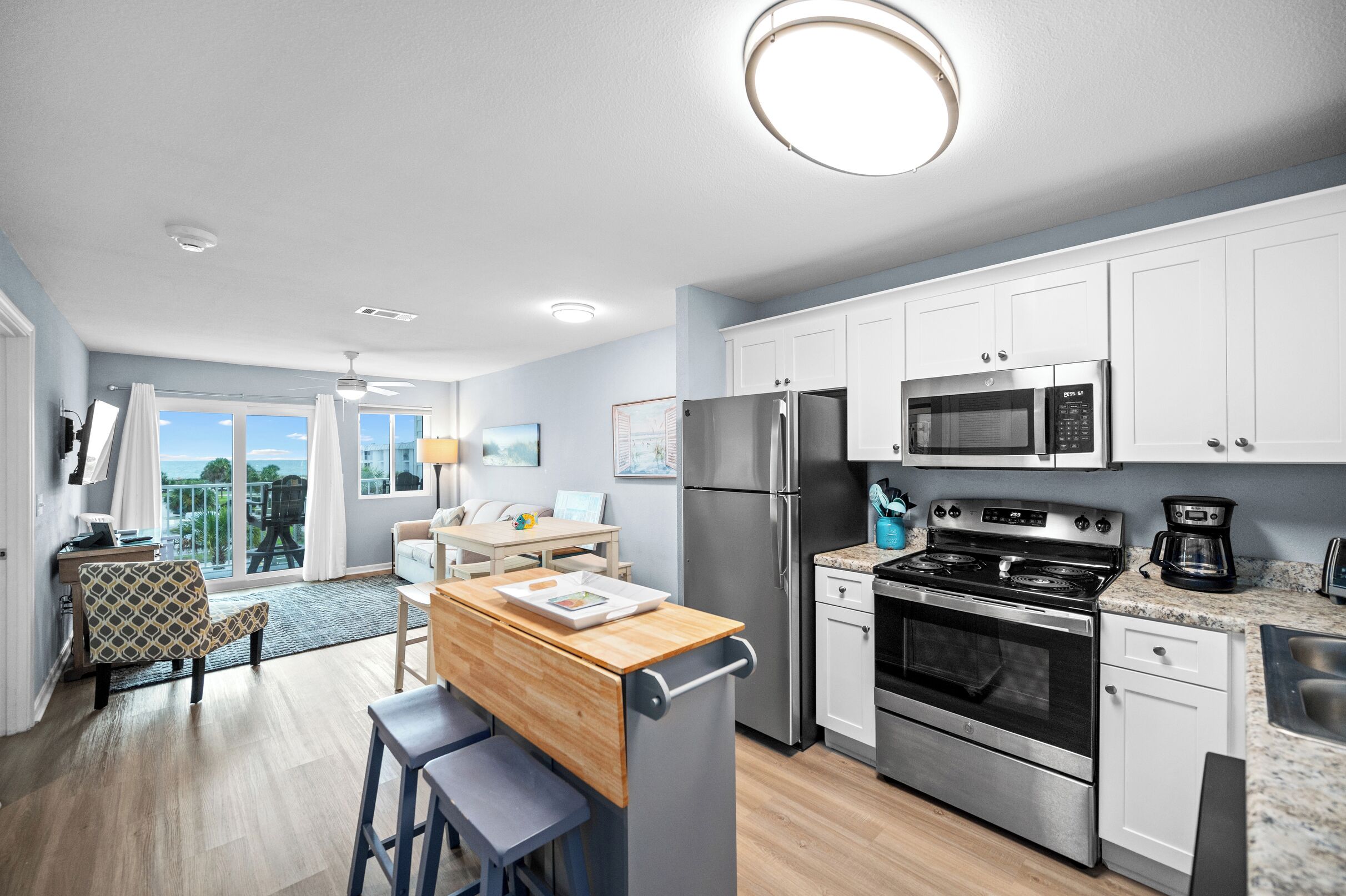 Refrigerador, microondas, horno y parrilla de estufa 