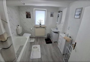 ヘアドライヤー、タオル、石鹸、トイレットペーパー
