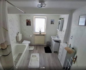 Secadora de cabello, toallas, jabón, papel de baño 