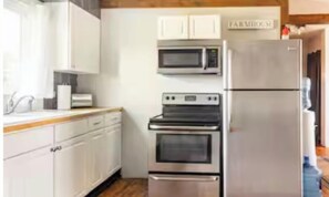 Fridge, microwave, oven, stovetop - Family and Pet Friendly Cabin on Windridge Farm (Logan)