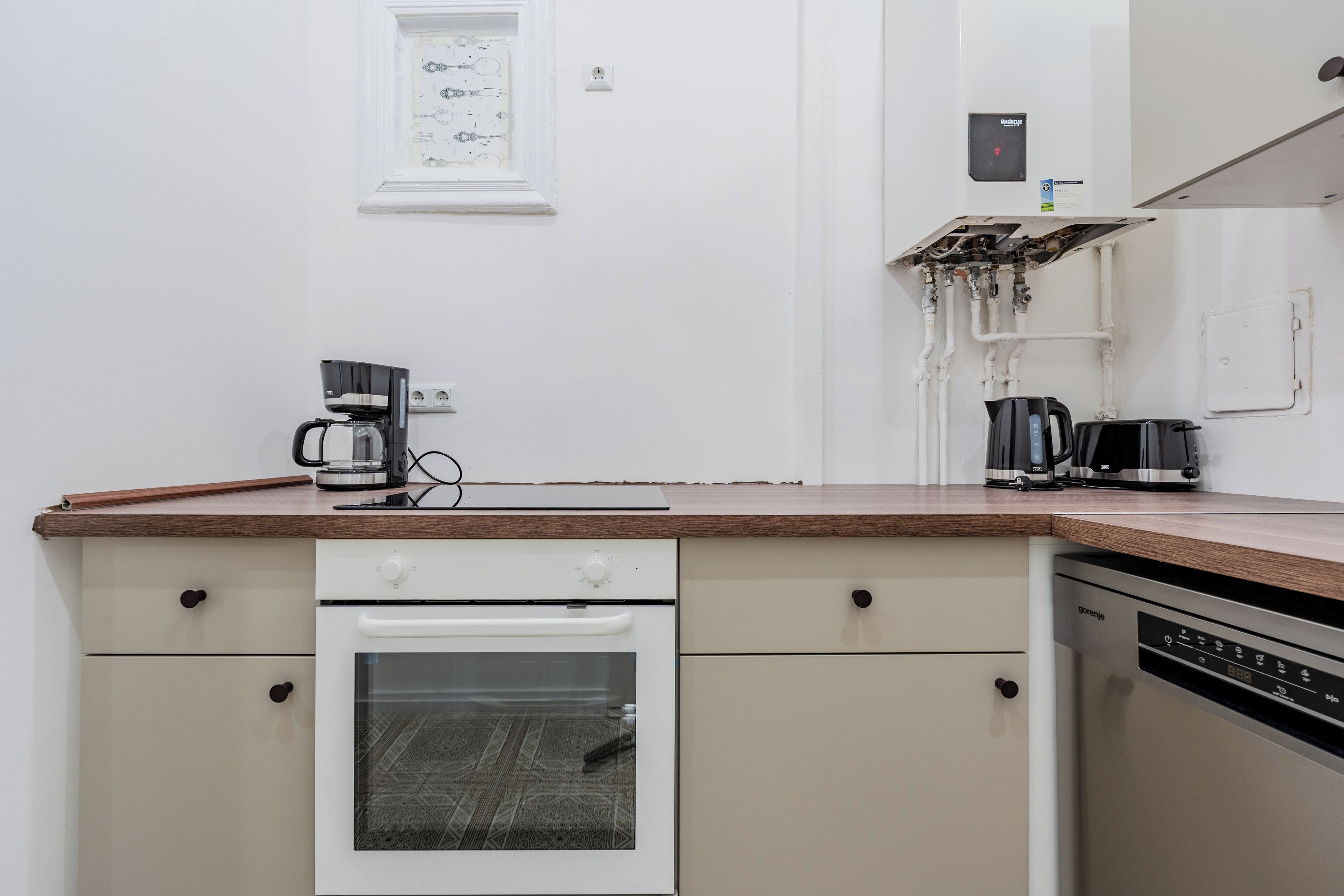 Een koelkast, een magnetron, een oven, een kookplaat