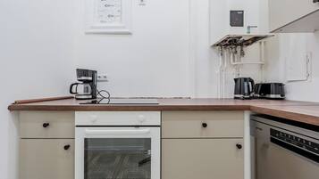 Een koelkast, een magnetron, een oven, een kookplaat