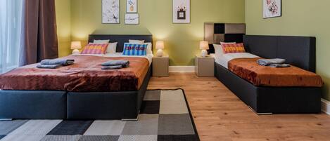 アイロン / アイロン台、旅行用ベビーベッド、WiFi (無料)、ベッドシーツ