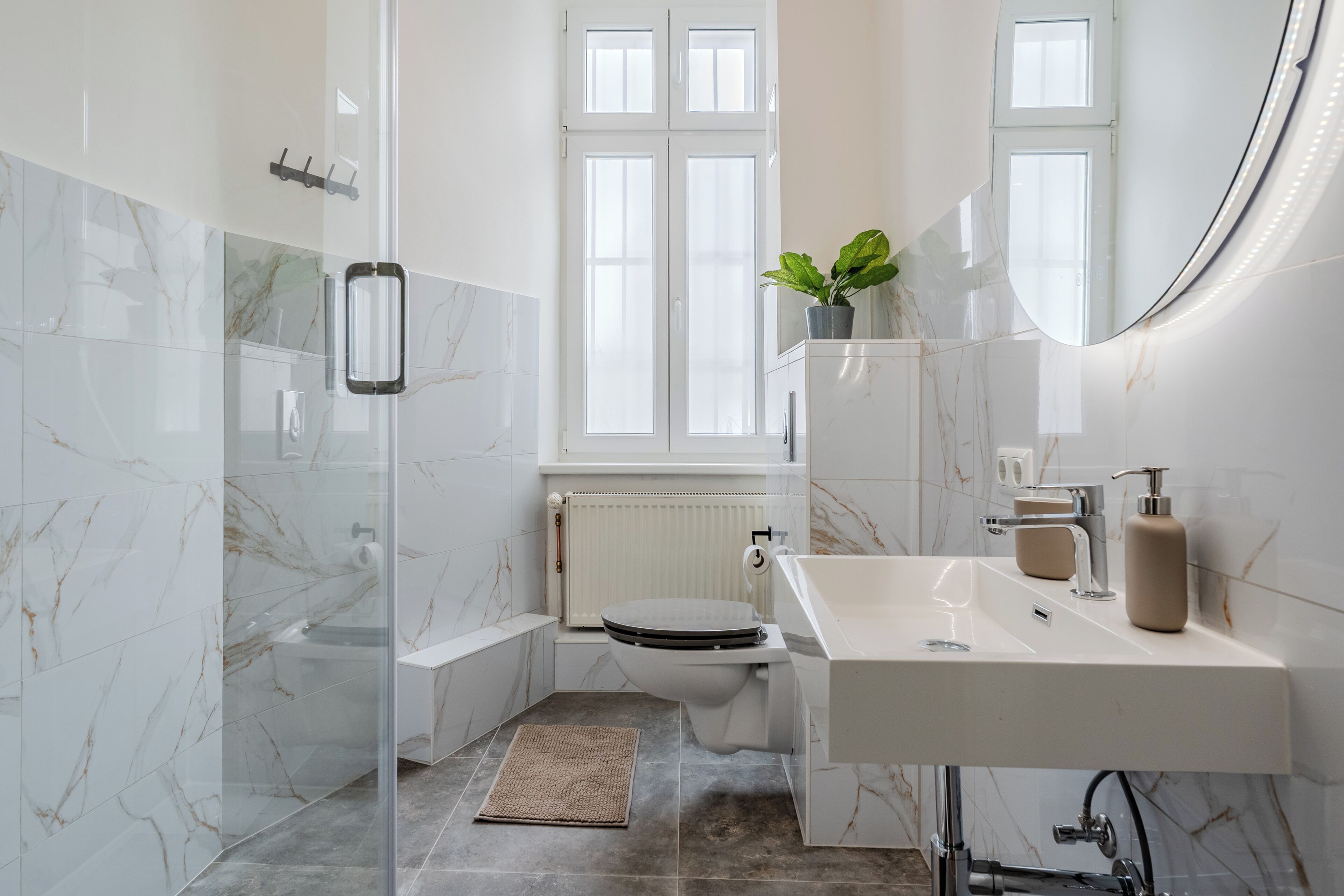 Een douche, een haardroger, handdoeken, zeep