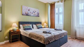 Een strijkplank/strijkijzer, reisbedje, gratis wifi, beddengoed