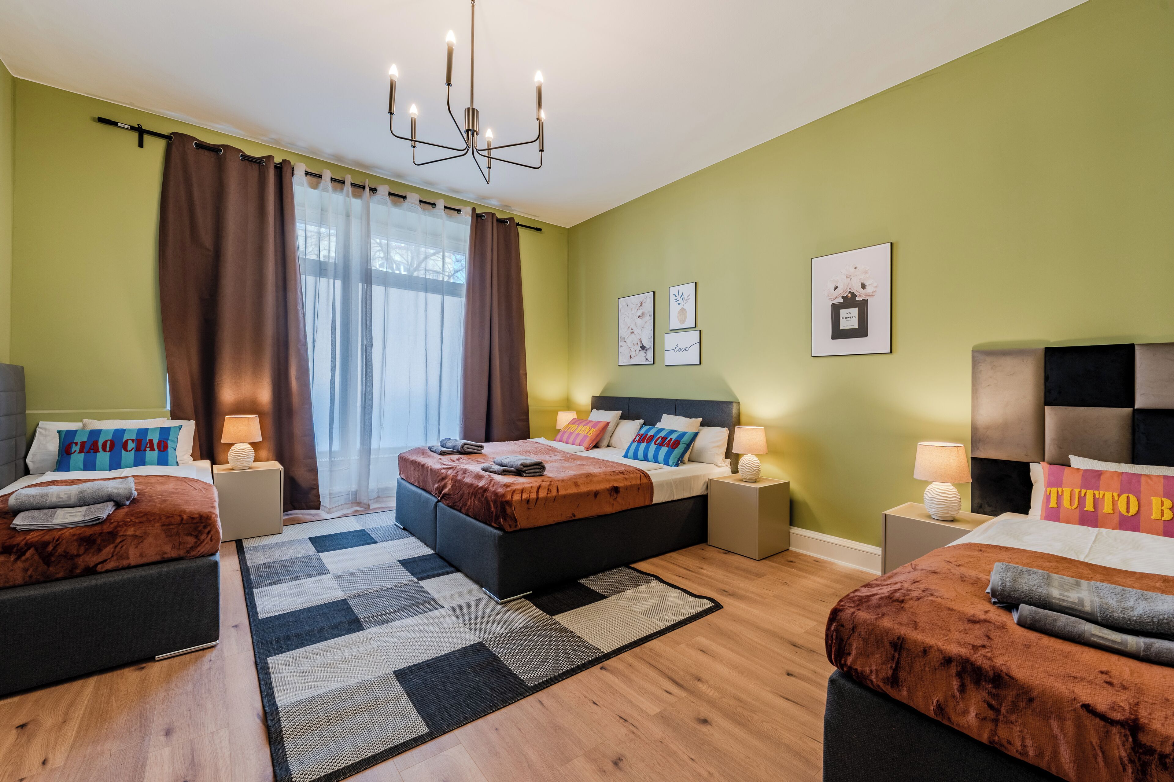 Tabla de planchar con plancha, cuna de viaje y wifi gratis 