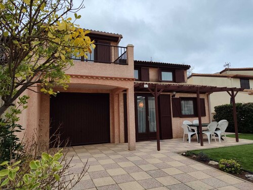 Spacious air-conditioned house, estate with swimming pools and activities, close to the sea