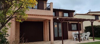 Spacious air-conditioned house, estate with swimming pools and activities, close to the sea