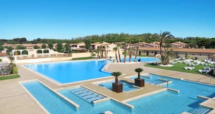 Spacious air-conditioned house, estate with swimming pools and activities, close to the sea