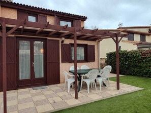 Outdoor dining - Spacious air-conditioned house, estate with swimming pools and activities, close to the sea (Portiragnes)