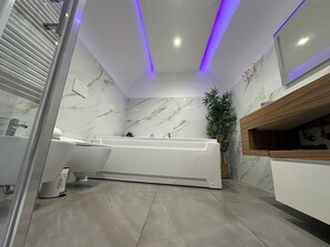 Doccia, vasca idromassaggio, asciugacapelli, bidet