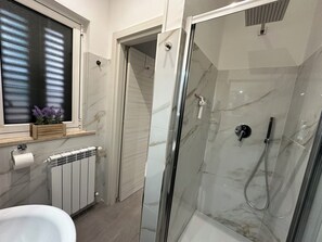 Shower, jetted bath, hair dryer, bidet - La Casa dell' Arco Nr 45/47 Entire house in historic center (Triggiano)