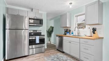 Frigorífico, microondas, horno y placa de cocina