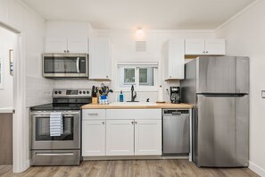 Een koelkast, een microgolfoven, een oven, een kookplaat